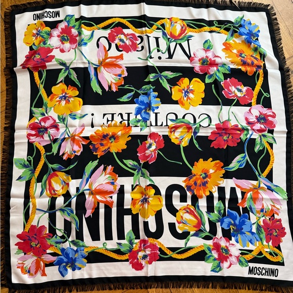 Moschino
Floral Printed Fringed-Edge Scarf - Picture 2 of 12